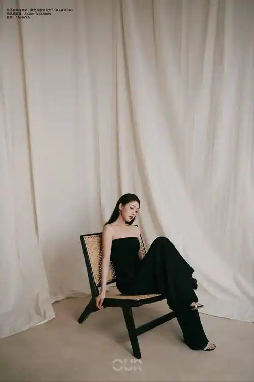 姜贞羽:与风同行,自在向前_角色_黑色_高跟鞋