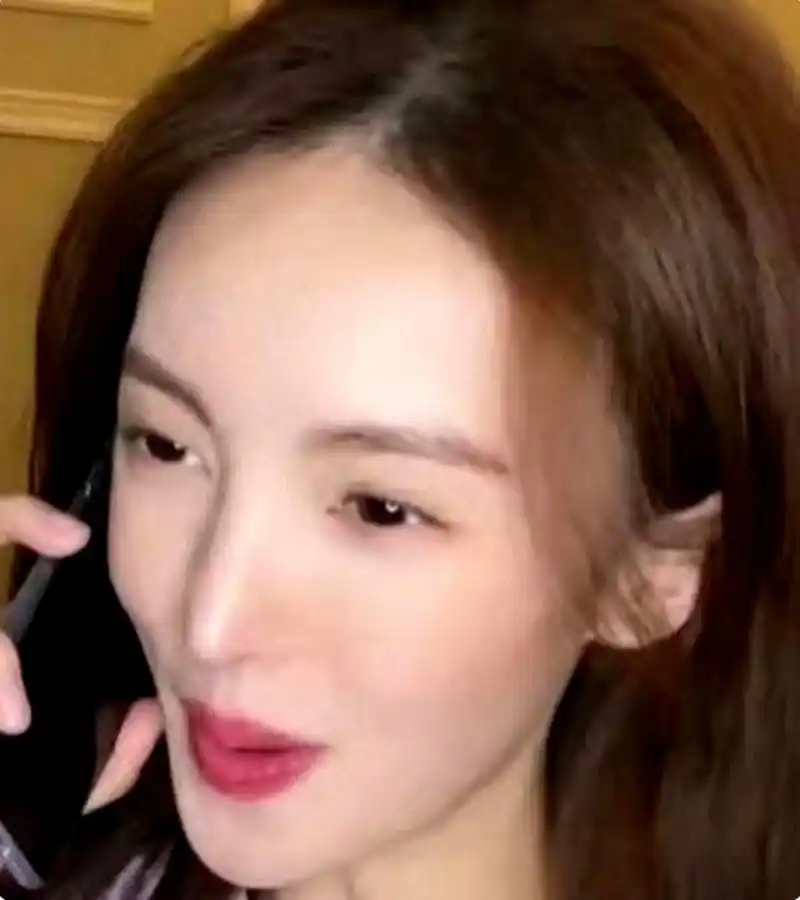 金晨刚出道时的样子可爱,现在动过刀子的脸像御姐.