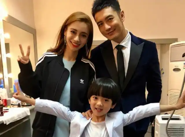 黄晓明带娃出游被偶遇,5岁儿子坐他肩膀看表演,baby陷改名风波