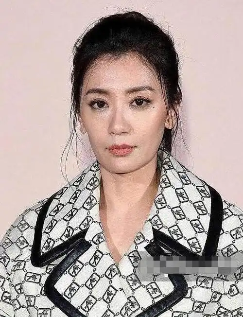 贾静雯米兰时装周比小9岁黄圣依还要美坐飞机素颜出镜颜值高