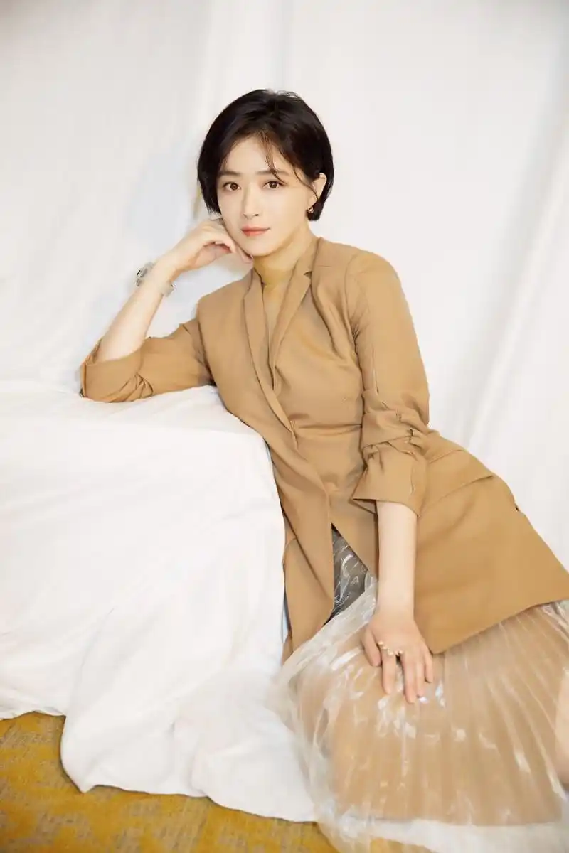 端庄优雅:演员蒋欣