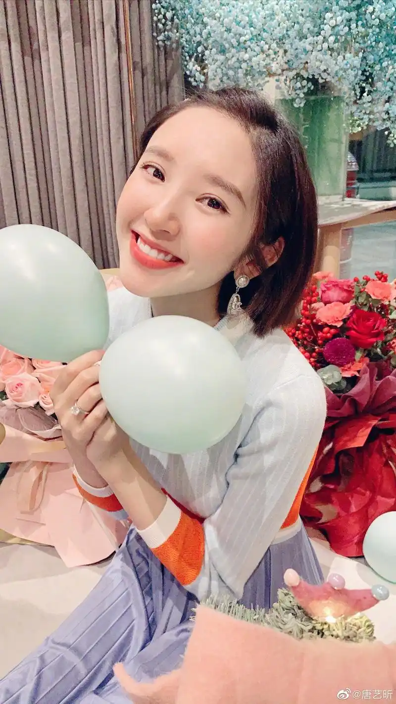唐艺昕晒美照庆生笑容甜美无名指超大钻戒亮闪闪