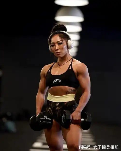 才艺全能的撸铁肌肉女美国日裔力量举运动员hikarukomiyama