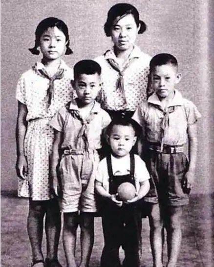 原创赌王葬礼上,利智李连杰现身,网友看到照片:这是利智?