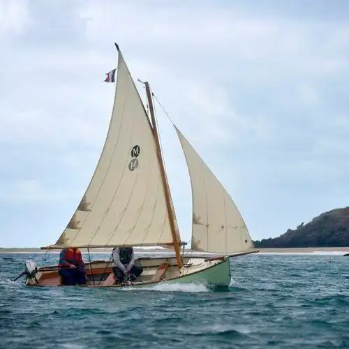 帆船比赛尾部开放式单桅纵帆