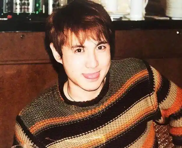 都说沈腾年轻时长的帅,看到年轻时的雷佳音,才知啥叫国民校草!