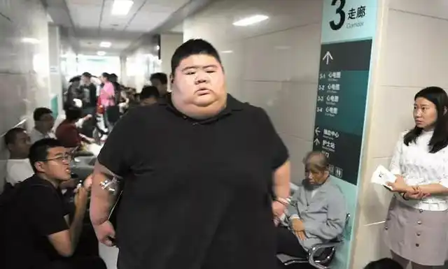"中国第一胖"王浩楠,体重反弹后专注"干饭",网友:又想切胃_腾讯新闻