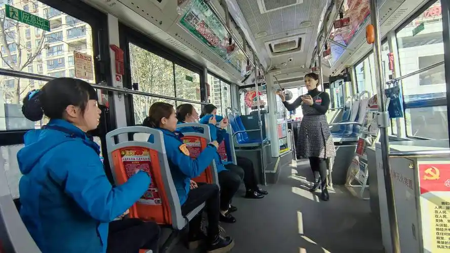 公交车里的一堂生动手语课