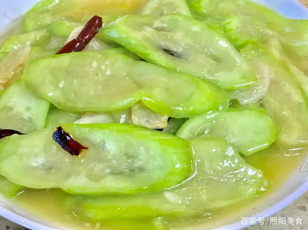 素炒丝瓜,一道简单的家常菜,想要色泽翠绿汤汁浓稠也不太容易