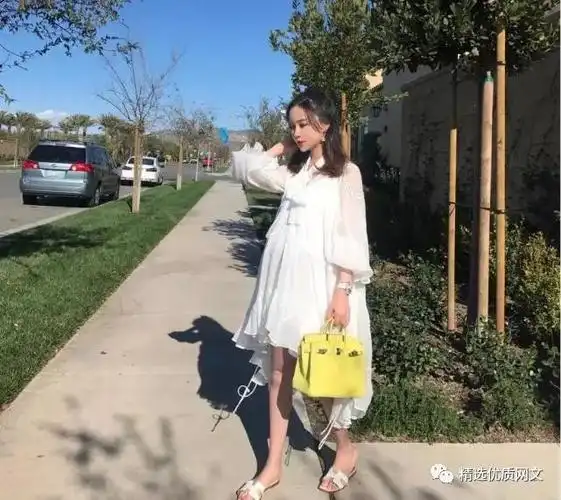 雪梨的脚也没有像许多人怀孕时会肿的很胖,雪梨怀孕后几乎天天都在