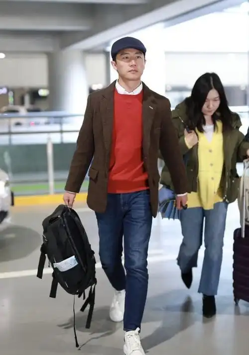 黄轩休闲装走机场素颜略显疲惫造型好像50岁老头