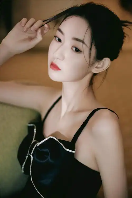 王玉雯质感写真曝光 气质清冷尽显身姿