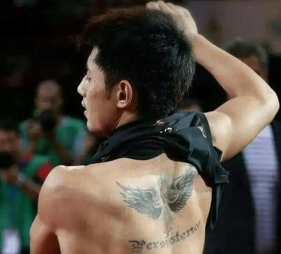 首先要说的就是张继科的纹身,张继科是国家级的运动员,因为和景甜的