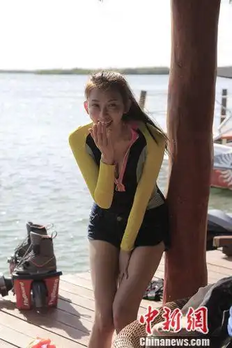 《花样姐姐》林志玲穿深v泳装 大秀好身材(图)