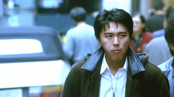 搞笑gif图小伙子挺会玩的你确定是在玩球吗