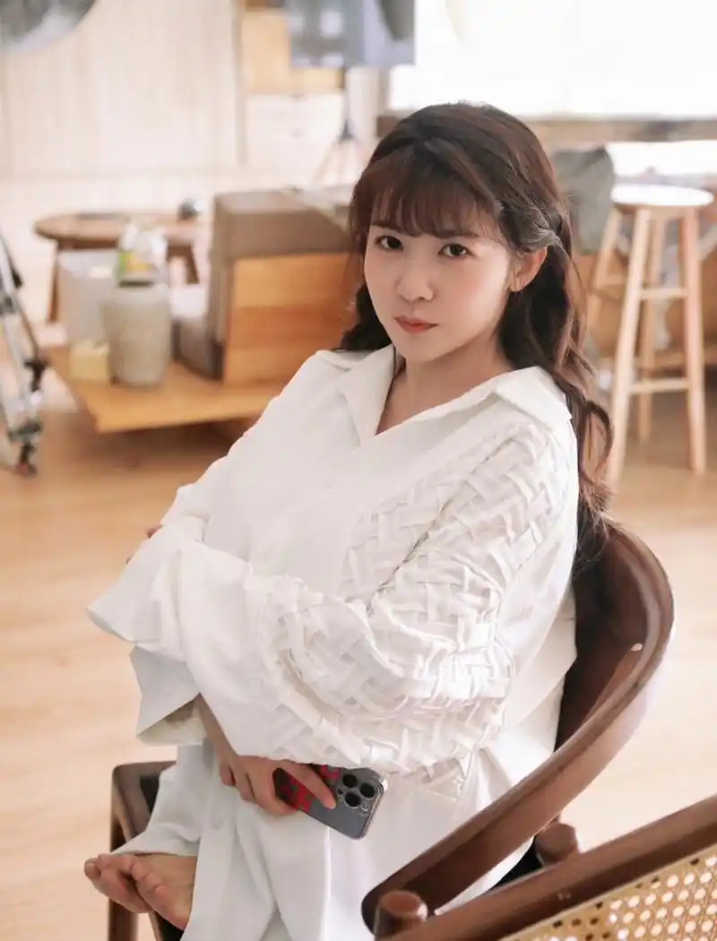 赖美云:白色衬衫笑容温暖