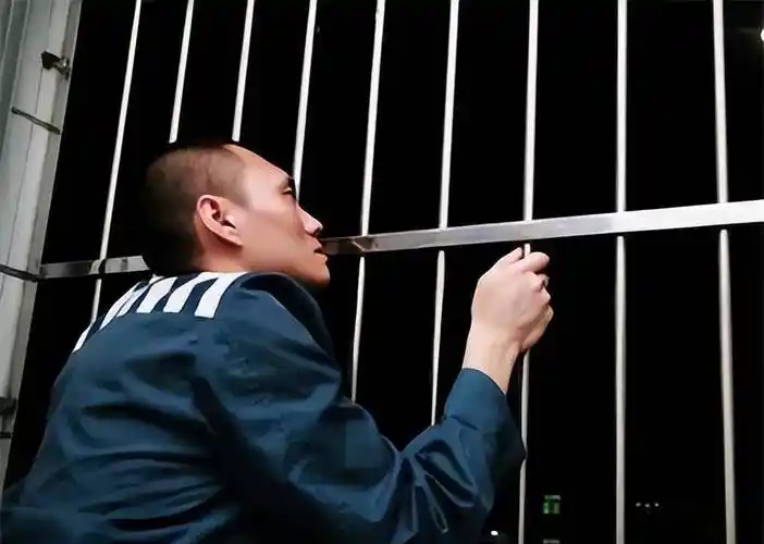 刘军今年30岁,但是从16岁那年开始,他就因为盗窃,抢劫等小偷小摸的