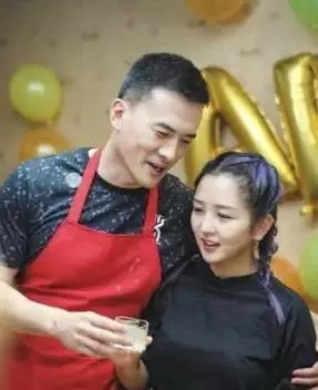 十多年后再看何洁释小龙,一个身家过亿,一个证明郭德纲没说错