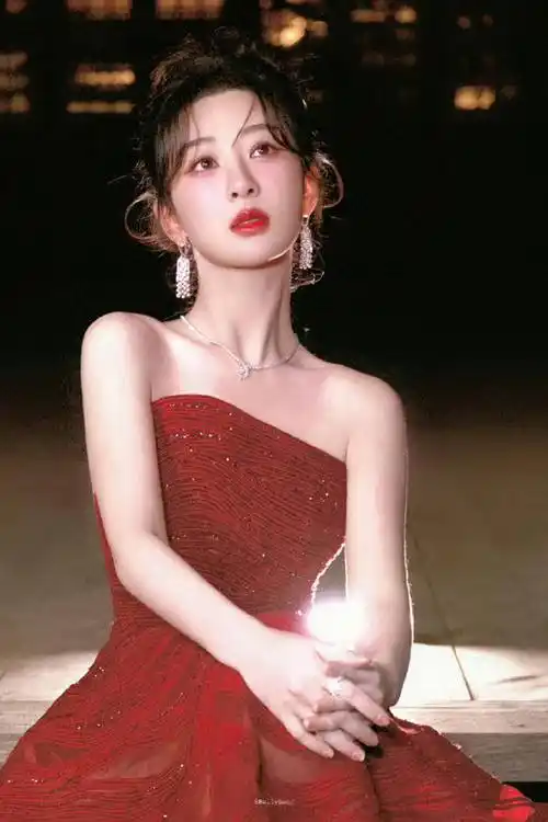 杨紫《国色芳华》路透首曝光,发型令人惊讶,与李现同框十指紧扣_横店