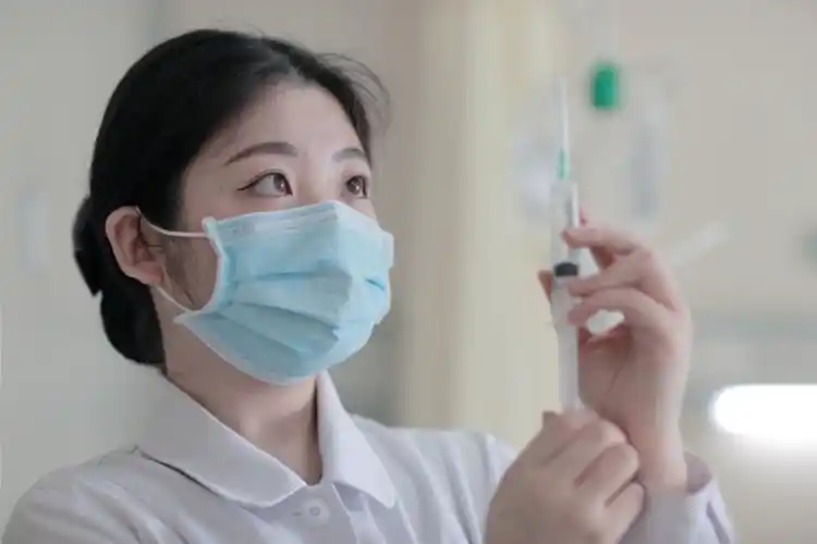 《聚精会神》乳腺外科护士正在准备静脉注射用药.