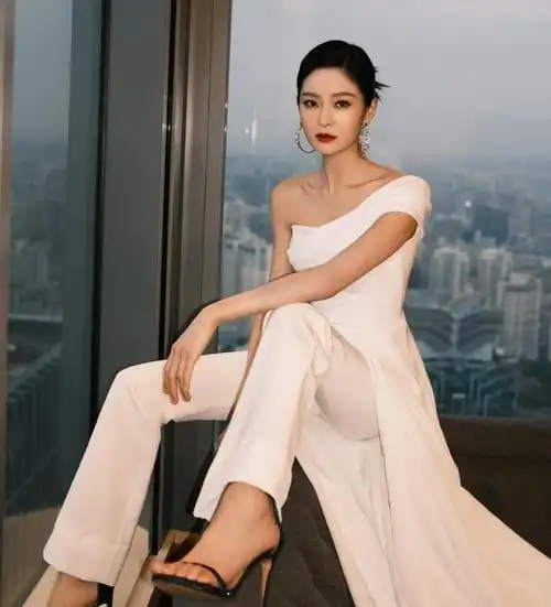 演员王媛可:倒追丈夫5年,婚后生双胞胎儿子,取名"一模一样"