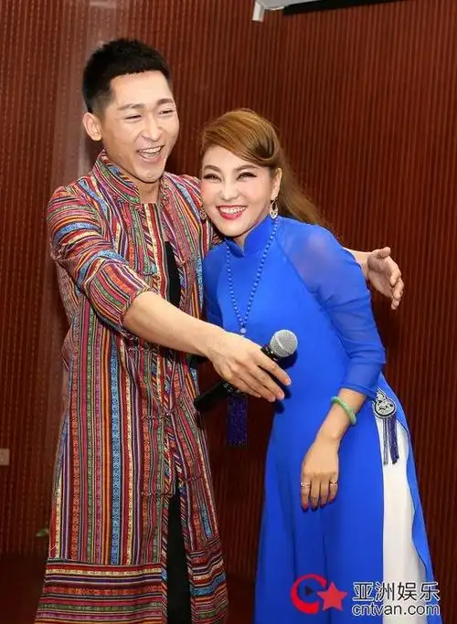 乌兰图雅站在草原望北京演唱会新闻发布会