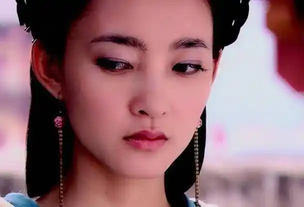 原创"素颜女神"王丽坤,出道16年出演五十部作品,如今混成陪衬_角色