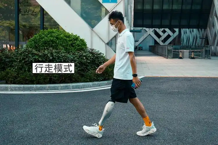 行走时提供助力的假肢,从而改善步态减轻身体负担