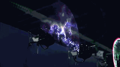 但实话说,上面这些显示方式,都有它们的缺陷: 欧几里得全息投影桌需要