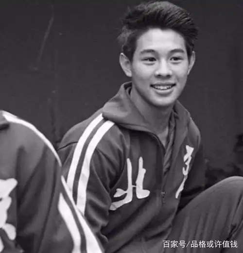 李连杰18岁嫩照,曾是高颜值偶像派