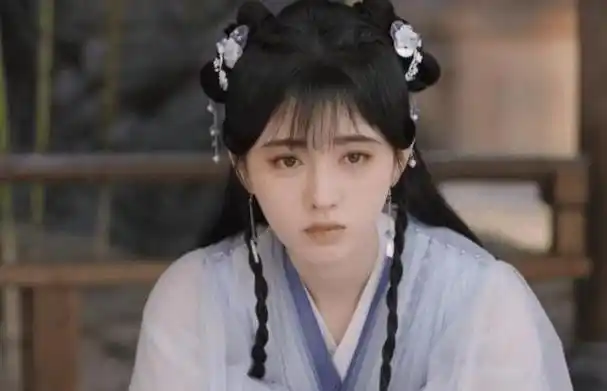 鞠婧祎新剧《花戎》近期热播,该剧是一部从男女主角历经三生的角度