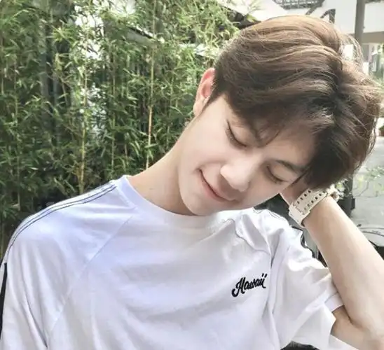 男生中分发型哪款时尚帅气 这些男士发型太精神了