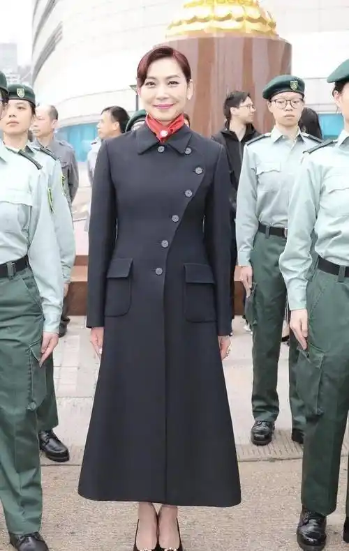 邝美云离婚后并未再嫁一身黑色西装套装搭配气质干练像女强人