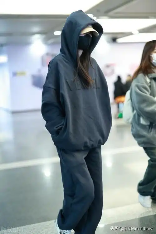 街拍:李沁深灰色连帽卫衣 卫裤 棒球帽休闲随性