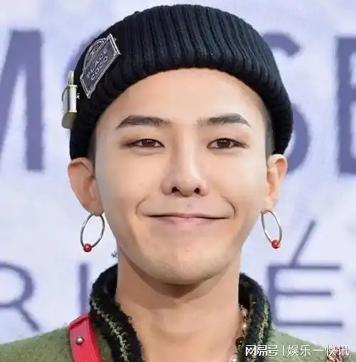 权志龙这是憋疯了吧没事在牙齿上镶俩钻石真是被丑到了