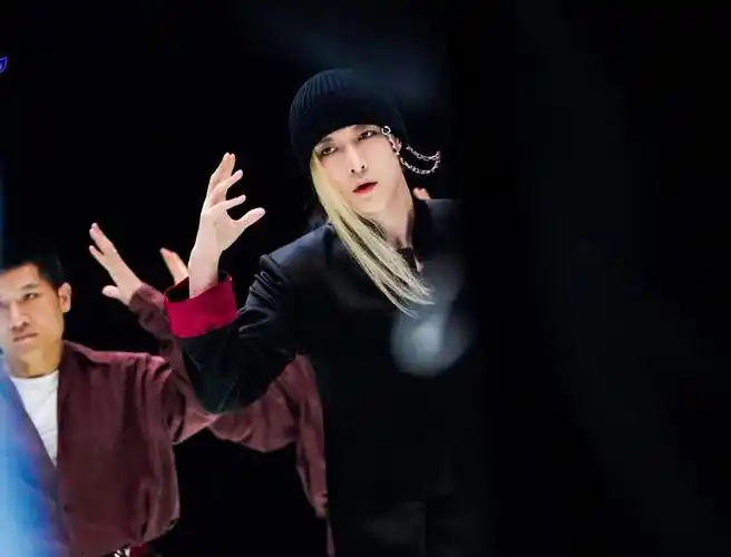 张艺兴同款发型需要多长(张艺兴成了发型试验田?