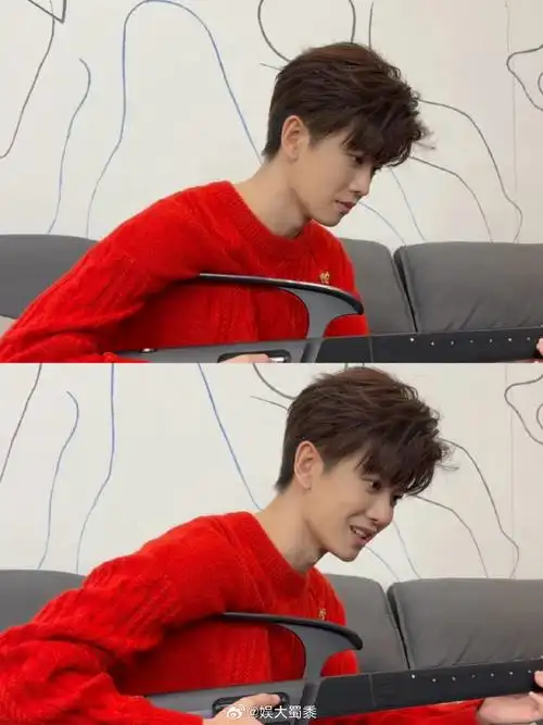 任嘉伦弹无弦吉他#任嘉伦穿着红色毛衣好喜庆啊!他状态怎么这么 !!