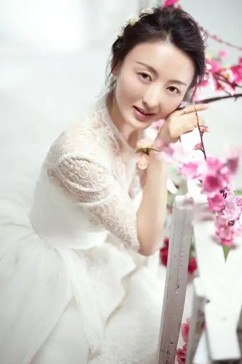 从小就学习舞蹈,11岁考入北京舞蹈学院附中民间舞系,16岁又考入北京