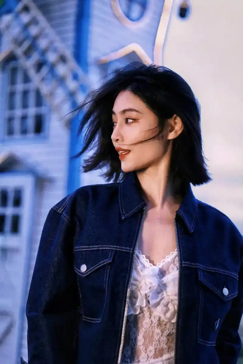 美女许佳琪,休闲牛仔衣,海边随拍,海风吹动着她的长发,自信又优雅.