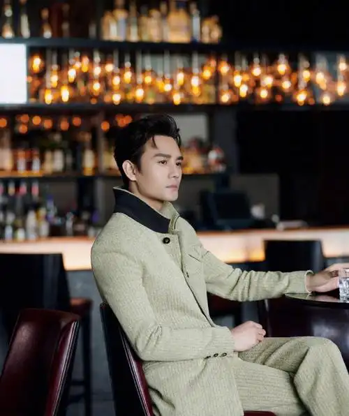 实力派男星王凯时尚写真:温文尔雅,清新俊朗