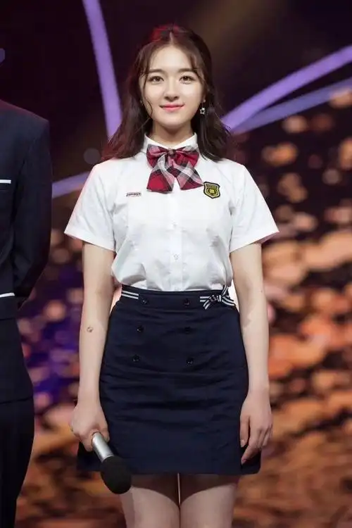 易烊千玺高考成绩473分备考57天李兰迪毕业学生装造型清纯可人