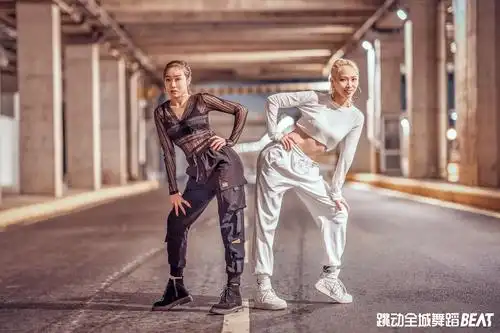 在集体中因为羞涩导致舞蹈动作做不好,直接影响了学习舞蹈的进度,爵士