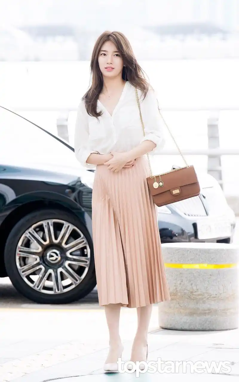 键翻阅图片 列表查看 大图 全屏观看 1 / 9 9月12日,裴秀智现身机