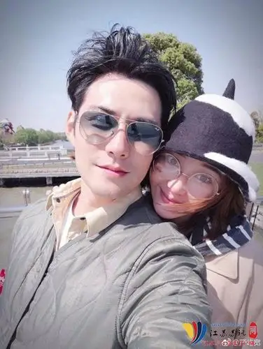 近日,他再次在微博晒出和妻子杜若溪出游的组图,并且配文表示:"十里