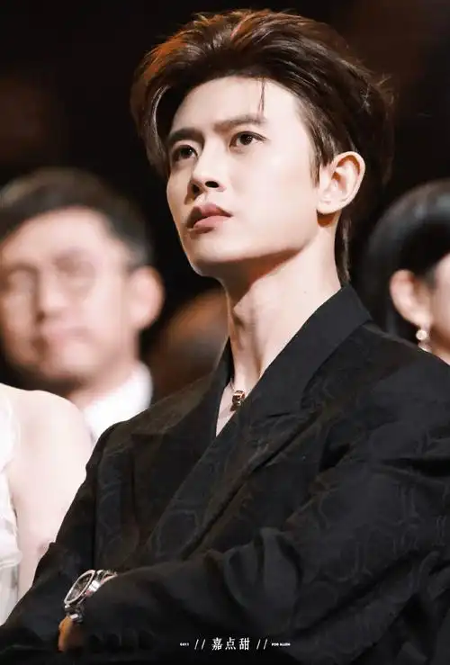 任嘉伦超话气场十足的王子@任嘉伦allen#任嘉伦港风造型