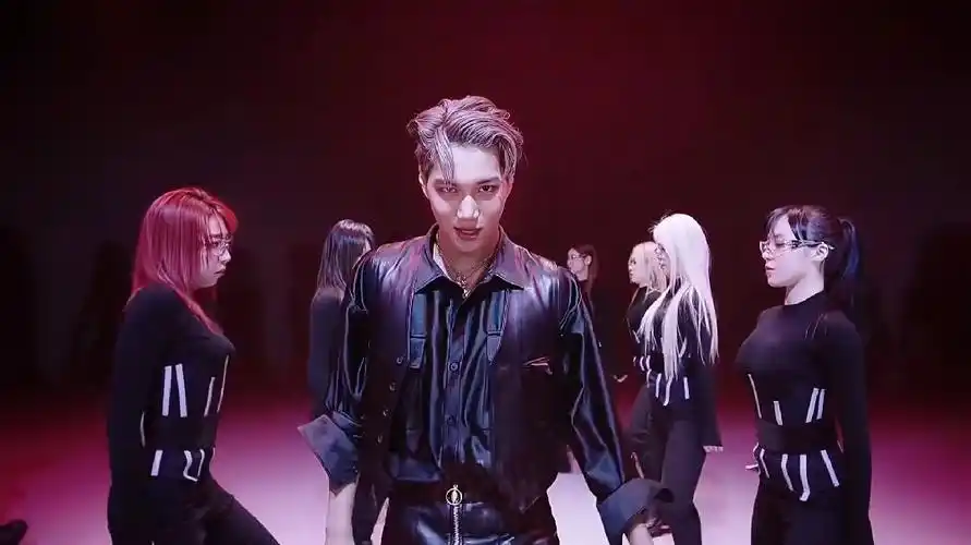 金钟仁《mmmh》舞台,帽子飞出去那一下,我的心脏也跟着飞出去了-音乐