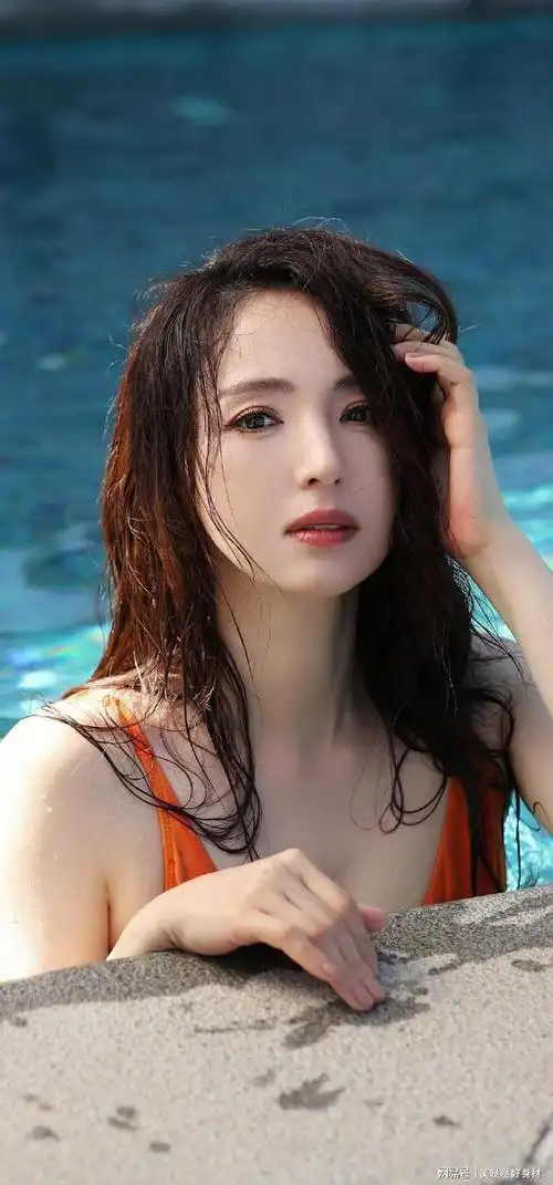 董璇,泳装美照,晒出了丰满而高耸的酥胸,高挑圆润的美臀