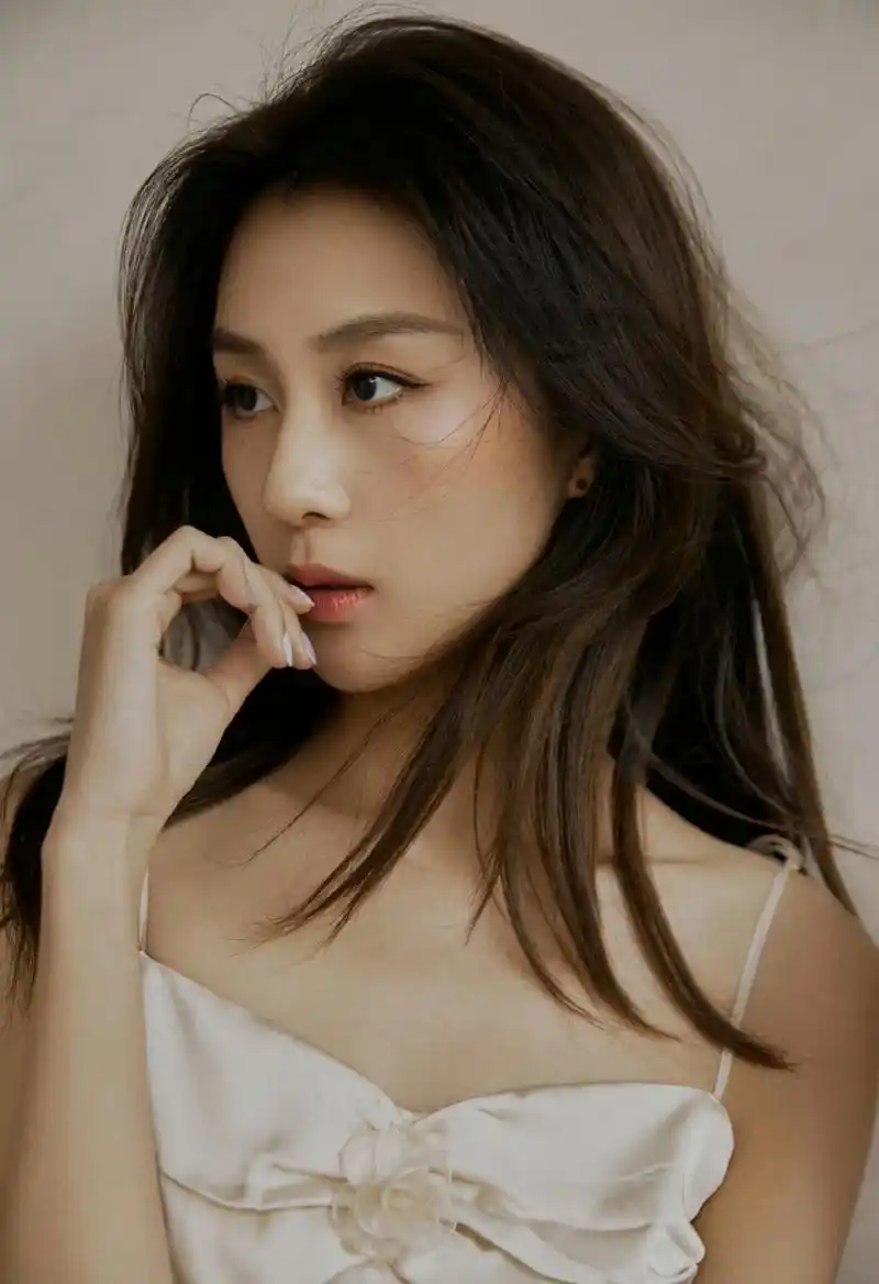 夏楠# 一袭白色吊带睡裙,肤白貌美的容颜,窈窕曼妙的身材,白皙细牡哪