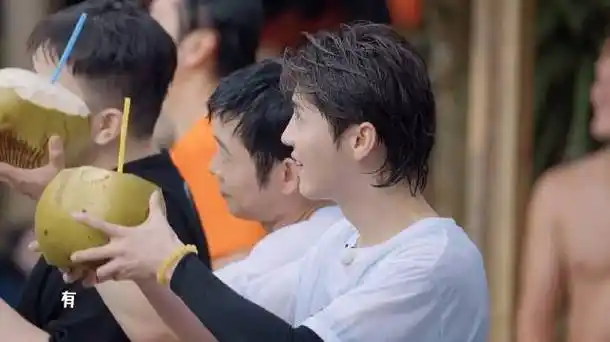 鹿晗请粉丝喝椰子水##哈哈哈哈哈