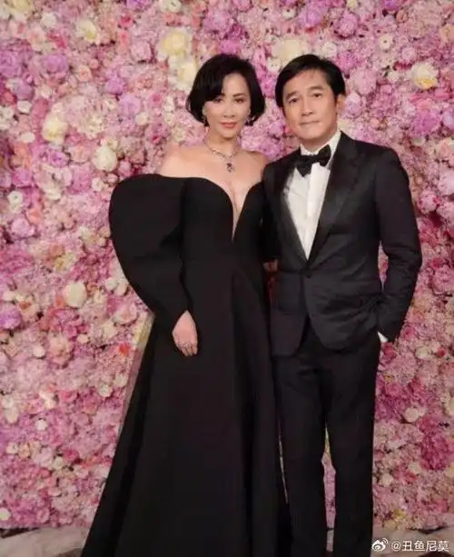 梁朝伟和杨千嬅王菲等女星合影的招牌模式歪头杀碰头杀